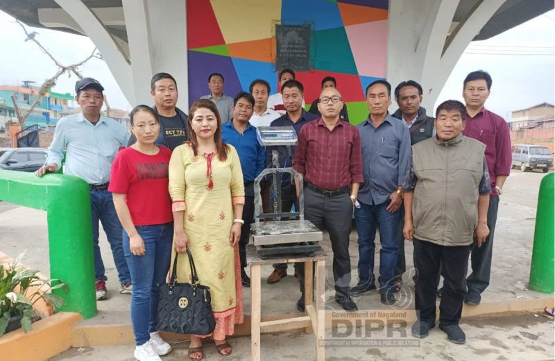 ADC Tuensang Thungchanbemo Tungoe along with officials during the installation of public weighing machine at the Clock Tower in Tuensang Town on May 26. (DIPR Photo)